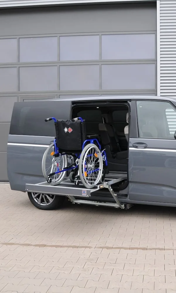 Volkswagen Multivan wyposażony w windę hydrauliczną